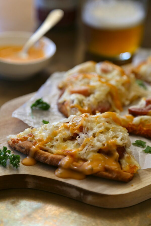 cheesy naan reuben pizzas with thousand island drizzle