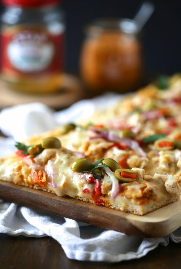 tunisian chicken pizza with olives & roasted red peppers